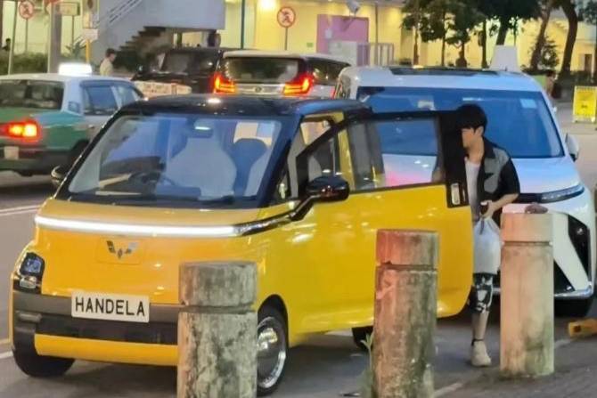 王祖蓝开五菱MINI右舵车,车高1.63米售价6万元