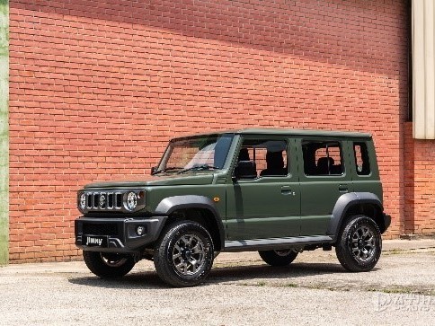 On July 30, Suzuki launched a new car model, the 2024 Suzuki Jimny 5-Door, in the Malaysian market. Compared with the Suzuki Jimny launched in 2023, the biggest change is also reflected in the name. The door design has two more doors. The model launched in 2023 is a three-door design. Many people's user experience is not very convenient, so the five-door model launched this time can meet these consumers. The price of the 2024 Suzuki Jimny 5-Door is RM 199,950, which is RM 41,050 more expensive t