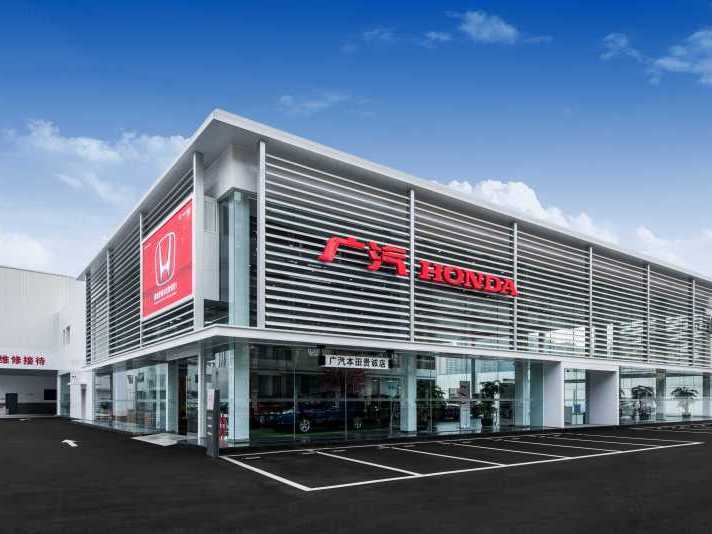 【PCauto】Honda ในจีนหนึ่งในบริษัทร่วมทุนของ Honda อย่าง Guangqi Honda Automobile (GHAC) ยอดขายตกต่ำอย่างรุนแรงและถูกมองว่าใกล้จะล้มละลาย GHAC เป็นบริษัทร่วมทุนสำคัญของ Honda ในจีน โดยทำสถิติยอดขายสูงสุดในปี 2020 ที่ 806,500 คัน เฉลี่ยขายรถได้ 67,000 คันต่อเดือน แต่ในเดือนมกราคมปี 2025 GHAC ขายได้เพียง 15,000 คัน ลดลงถึง 57% เมื่อเทียบกับปีที่แล้ว GHAC มีรถรุ่นต่างๆ รวม 11 รุ่น ได้แก่ FIT, ACCORD, ODYSSEY, CITY, BREEZE รวมถึง BEV สองรุ่น (e:NP1, VE-1) ตั้งแต่ปี 2020 ถึง 2024 ยอดขายของ GHAC ลดลงทุก