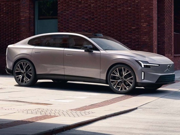 【PCauto】ES90 เป็นรถยนต์รุ่นแรกของ Volvo ที่ติดตั้งเทคโนโลยี 800V เมื่อเปรียบเทียบกับระบบ 400V แบบเดิม ระบบ 800V มีข้อได้เปรียบอย่างชัดเจน กล่าวคือสามารถส่งผ่านพลังงานได้มากขึ้นในกระแสไฟฟ้าเท่าเดิม หมายความว่าความเร็วในการชาร์จเพิ่มขึ้นอย่างมาก ในสถานีชาร์จเร็ว 350kW เพียงแค่ 10 นาที ES90 ก็สามารถเพิ่มระยะทางขับขี่ได้ถึง 300 กิโลเมตร นอกจากนี้ ระบบนี้ยังผลิตความร้อนน้อยลง ทำให้แบตเตอรี่ปลอดภัยและมีความเสถียรมากขึ้นในขณะชาร์จเร็ว โดยไม่เกิดปัญหาการโอเวอร์โหลดของระบบไฟฟ้าจากความร้อนสูงเกินไป