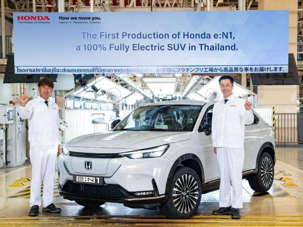 【PCauto】เมื่อใกล้ถึงงาน Motor Show 2025 ของไทย บรรดาผู้ที่ชื่นชอบรถยนต์ต่างก็จับตาดูรถรุ่นใหม่จากหลากหลายแบรนด์อย่างใกล้ชิด โดยเฉพาะ Honda e:n1 ที่มีข่าวลือเกี่ยวกับการเปิดตัวที่ทำให้หลายคนสนใจ รถรุ่นนี้เคยเริ่มผลิตในไทยมาตั้งแต่ปี 2023 และปรากฏบนเว็บไซต์ทางการของ Honda มานานกว่า 1 ปี ซึ่งเดิมทีวางแผนจะเปิดตัวในไทยช่วงไตรมาสแรกของปี 2024 แต่จนถึงปัจจุบันในปี 2025 รถรุ่นนี้ยังไม่ได้เข้าสู่ตลาดอย่างเป็นทางการ