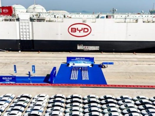 【PCauto】Recently, BYD CEO Wang Chuan-Fu has announced BYD's sales target for 2025 in a small scope, setting the total sales target at 5.5 million units, of which, the sales target for markets outside China is set at more than 800,000 units.Based on this target, BYD's sales growth rate in the domestic market in China is expected to be about 30%, while the growth rate in overseas markets is astonishing, as high as 91.8%, with the Southeast Asian region being viewed as an important growth area.Look